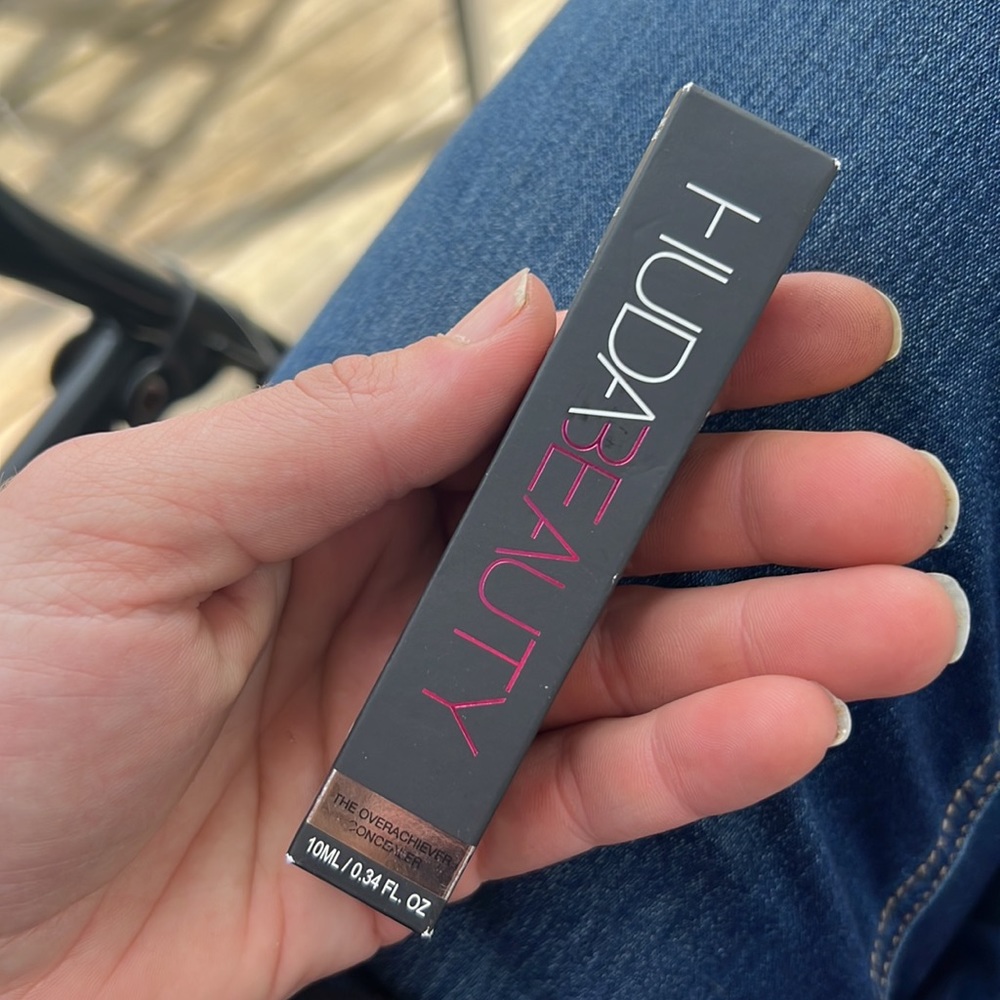 ♣️🌛Huda Beauty Hazelnut Overachiever Concealer - Picture 8 of 8